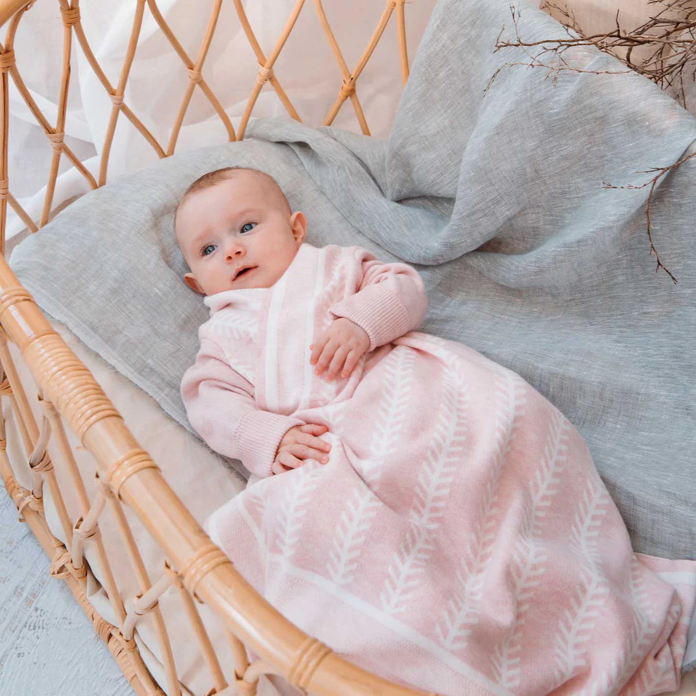 Feathered Line Jacquard Shwrap