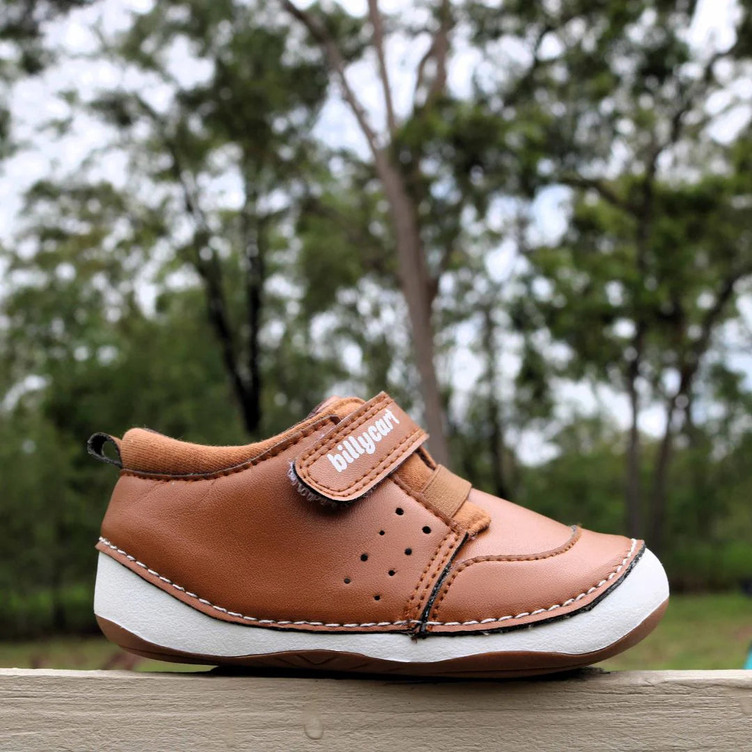 Versatile first sneaker for babies and toddlers